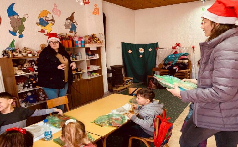 Diaspora shpërndan dhurata për shkollën fillore "Ali Bektashi" në Nesalcë