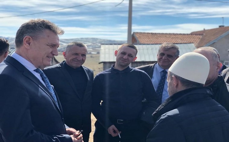 Koordinatori Hoti takohet me shqiptarët e Sanxhakut të Serbisë