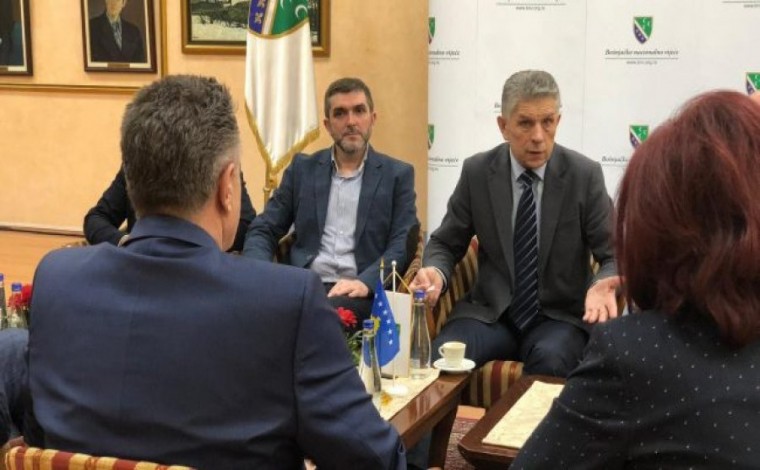 Hoti i shoqëruar me Kamberin takim në Sanxhak, vendoset flamur i Kosovës në shtetin e Serbisë