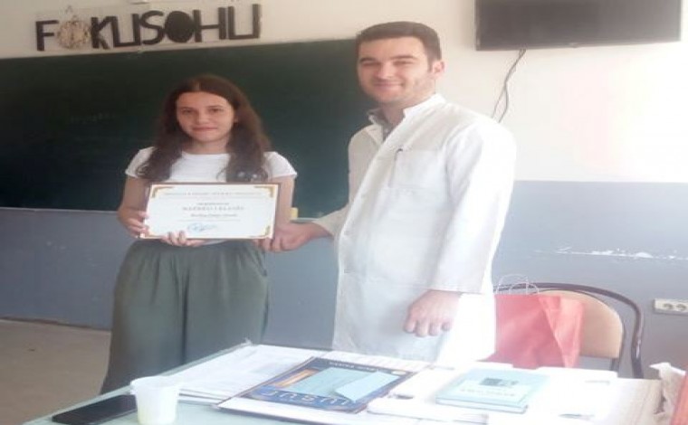 Mirënjohja “Nxënësi i klasës” për Diellza Veseli, model motivi në shkollën e Preshevës