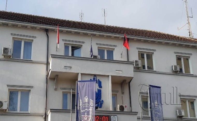 Komunat Bujanoc dhe Preshevë vënë flamurin kombëtarë shqiptarë në objekte