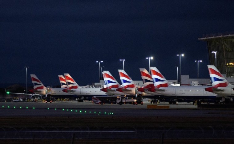 E kap paniku dhe tenton ta hapë derën e aeroplanit gjatë fluturimit