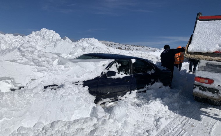 Trashësia e borës në Serbi deri në tre metra, vdes një person nga ngrirja (video)