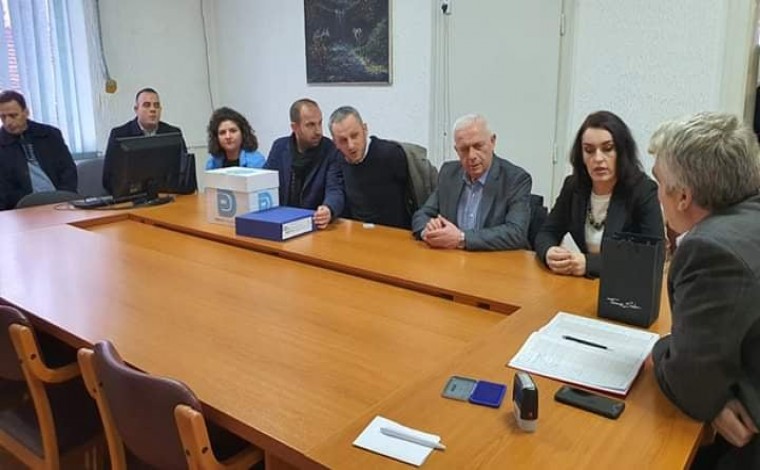 PD dorëzon listën zgjedhore "Partia Demokratike - Dr sc Nagip Arifi"
