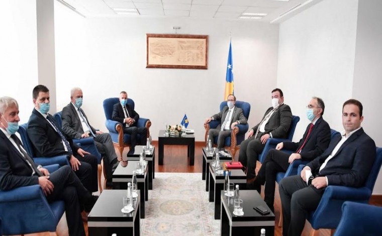 Hoti premton mbështetje për shqiptarët e Luginës