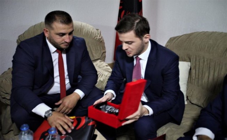 Ministri Gent Cakaj vizitoi familjen e Jonuz Musliut: Guximtar edhe me Pavarësinë e Kosovës (viedeo)