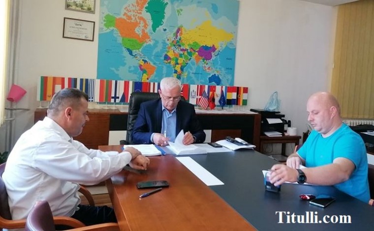 Arifi: Firmoset kontrata për rregullimin e trotuareve në qytet, punimet kryhen brenda afatit (video)