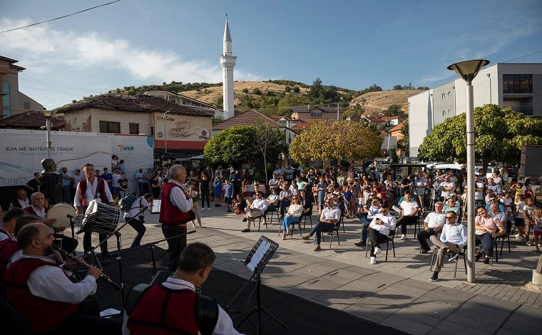 Muzeu lëvizës “Tirana vjen tek ti” u prezantua në Preshevë (foto)