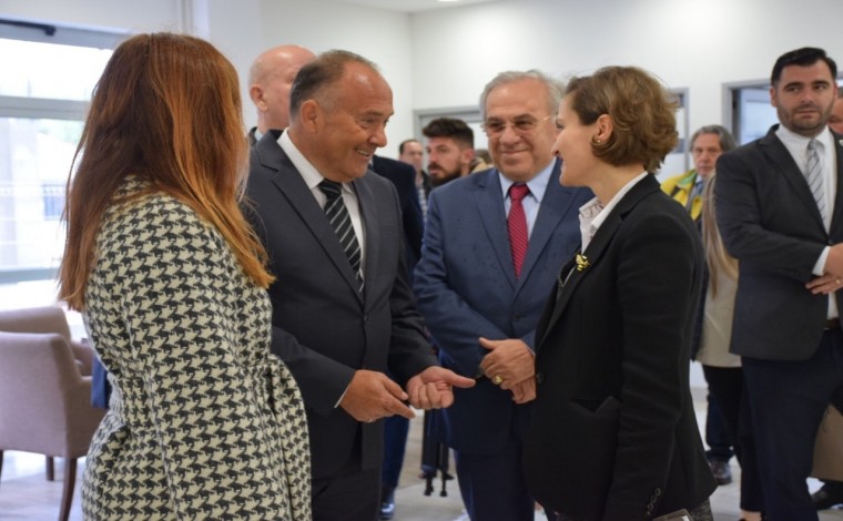 Ministrja Shahini: E lumtur që Këshilli Kombëtar Shqiptar ka nisur shpërndarjen e librave shqip