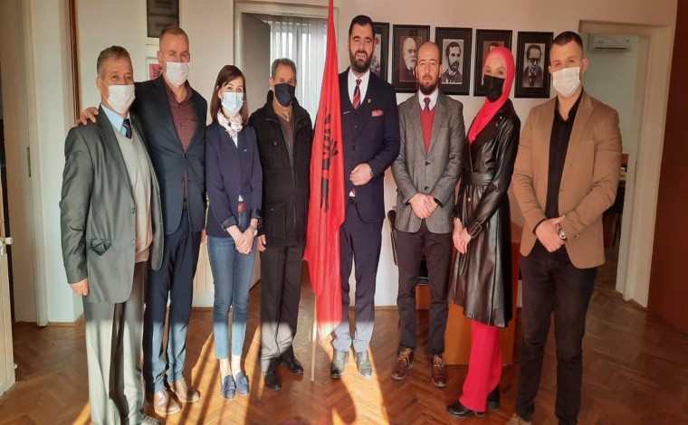 Vendoset flamuri kombëtar në godinën e KKSH-së