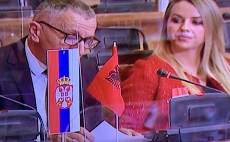 Kamberi me dy flamuj para vetes në parlamentin e Serbisë, varrezat janë punë e Kosovës
