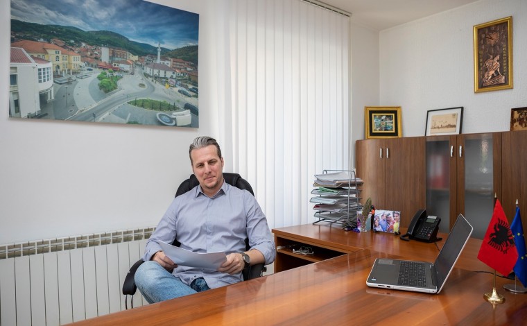 Shqiprim Arifi kthehet në shtëpi pas trajtimit në spitalin e Nishit