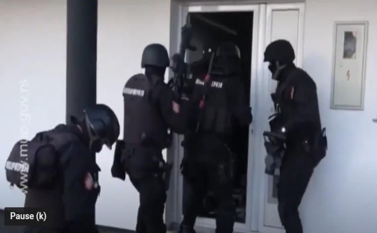 Aksioni policorë në Bujanoc: Arrestohet grupa e drogës dhe armëve (video)