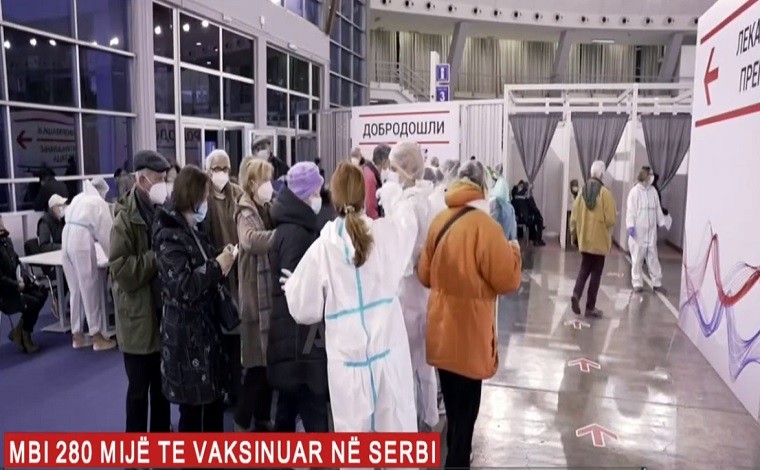 Në Serbi qytetarët mbajnë radhë për vaksinën kineze ndaj Covid-19 (video)