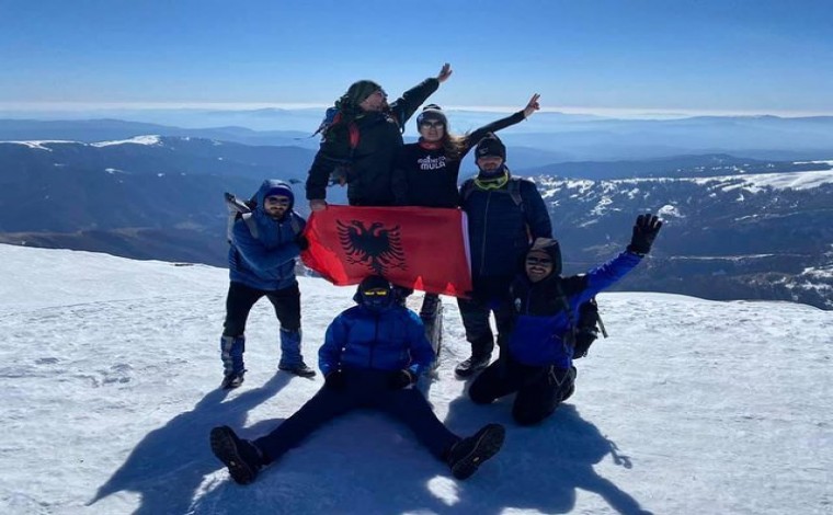 Alpinistë: Flamuri shqiptar valvitet në majën më të lartë të malit në Serbi