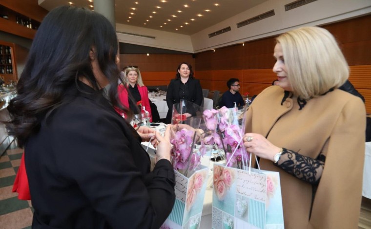 Gruaja e Presidentit Thaçi, surprizohet me fotografinë dhuratë nga Presheva për 8 Mars (foto)