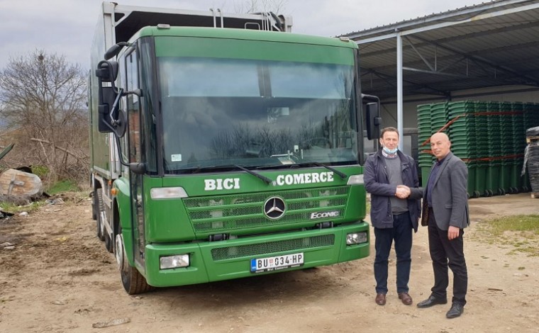 Kompania "Bici" dorëzon donacionin ndërmarrjes "Komunalia" një kamion