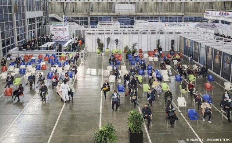 Serbi: 25 Euro shpërblimi për ata që vaksinohen dhe mos pagesa e të punësuarve në sektorin publik