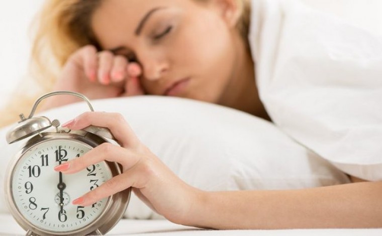 Çfarë mund të ndodhë me trupin tuaj nëse zgjoheni në të njëjtën kohë çdo ditë?