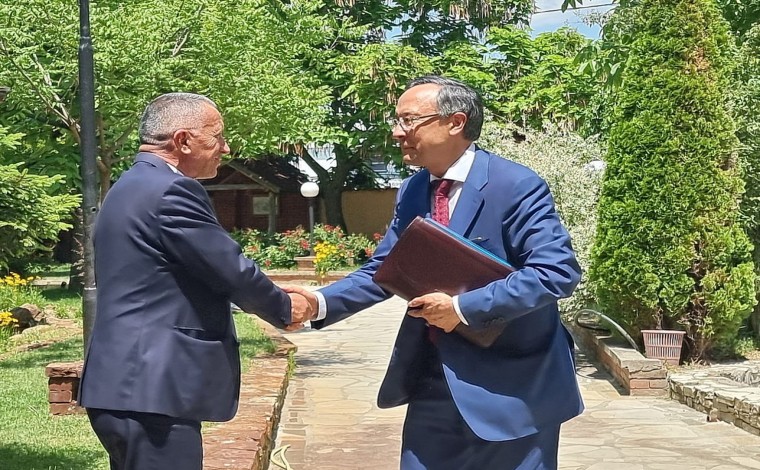 Kamberi i sqaron komisionierit të OSBE-së: Serbia pa trajtim të barabart të shqiptarëve nëpër institucionet shtetërore