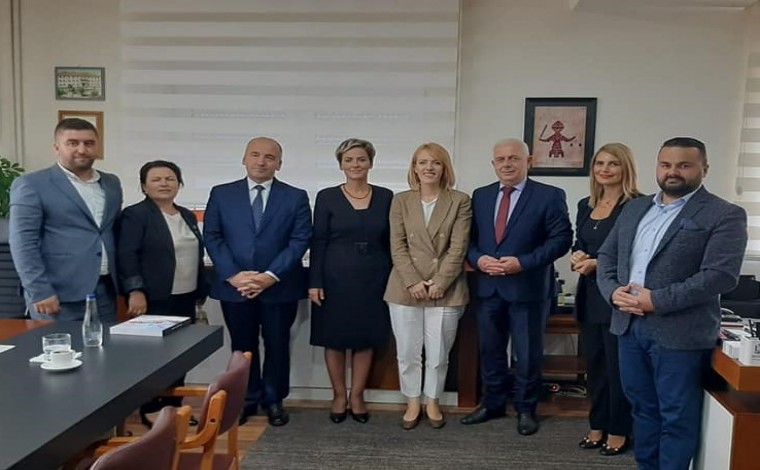 Drejtoresha e Unionit të Bashkive Shqiptare qëndron në Bujanoc (video)