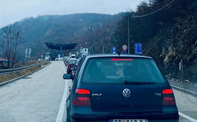 Vuçiq me kërcënim për situatën në Kosovë: Bllokimi i kalimeve administrative me shqiptarët në jug, jo zgjidhje?