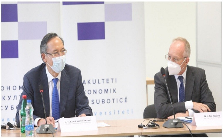 Ambasadori i OSBE-së qëndroi në Bujanoc, prezanton takimin në fakultetin ekonomik (foto)