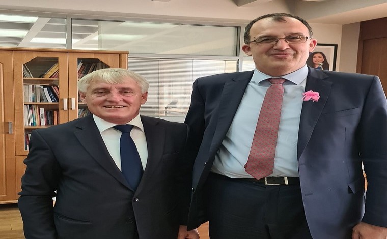 Ragmi Mustafa pritet në ministrinë e arsimit të Kosovës, studentët pa tarifa shkollore