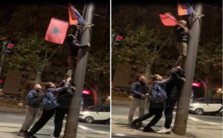 Disa të rinj heqin flamurin kombëtar pranë ambasadës së Shqipërisë në Beograd (video)