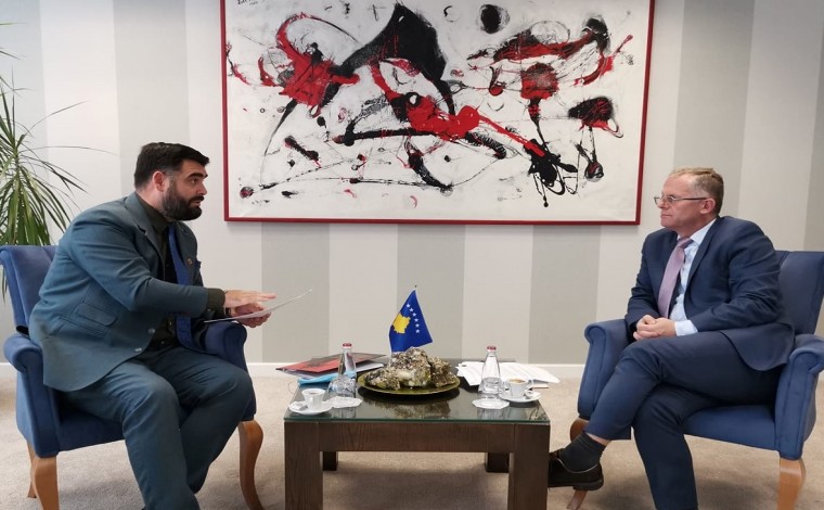 Mustafi pritet nga zëvendës kryeministri i Kosovës, Bislimi