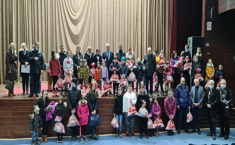 Komuna e Bujanocit ndan 700 mijë dinarë për 70 fëmijë (foto)