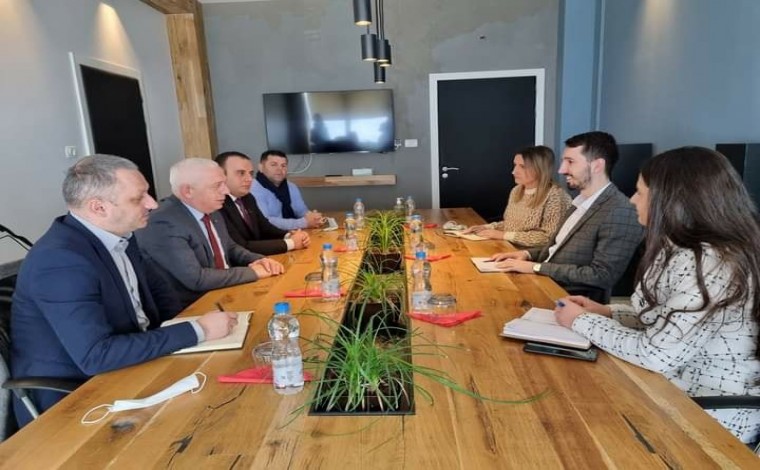 Arifi me me bashkëpunëtorë zhvilloi takime me kryetarin e Kamenicës dhe Gjilanit (foto)