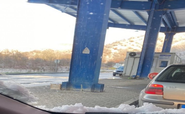 Qeveria e Kosovës nuk planifikon ta ndryshojë vendimin për hyrjen në kufi me tri doza të vaksinës