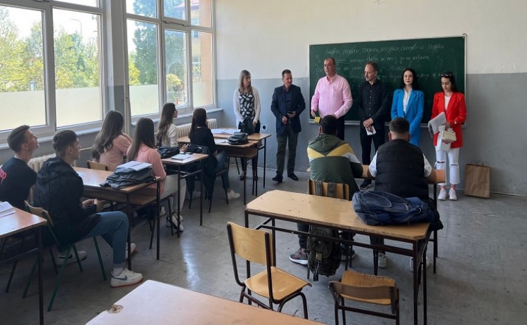 Universiteti i Tetovës dega në Kumanovë i prezanton programet maturantëve nga Lugina e Preshevës (foto)