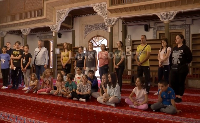 Nxënës shqiptarë e serbë nga Medvegja eksplorojnë Prishtinën (VIDEO)
