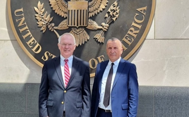 Kamberi, takoi ambasadorin e SHBA-së në Beograd, Christopher R. Hill