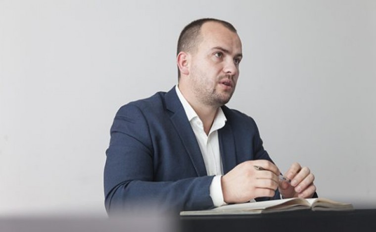 Qëndron Kastrati merret në pyetje nga autoritetet serbe “Dheu i Bardhë”, pyetet për largimin e tij nga VV