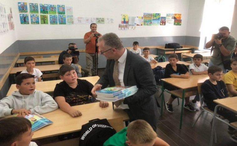 Nagavci e Bislimi shpërndajnë tekstet shkollore për nxënësit e Luginës (foto)