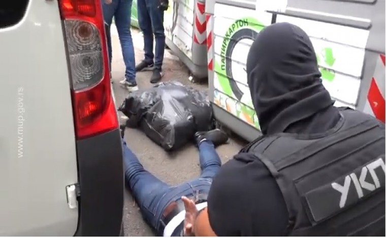 Serbia konfiskon 50 kg drogë në makinën me targa të OSBE-së që kaloi nëpër Kosovë ( video)