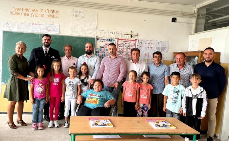 KKSH vazhdon ndarjen e librave falas për nxënësit shqiptarë në Preshevë (foto)