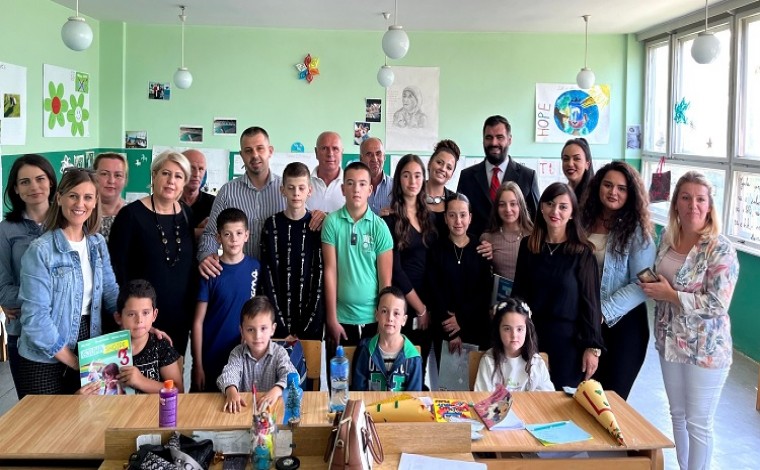 Këshilli Kombëtar Shqiptar fillon askionin për libra falas nxënësve shqiptarë të shkollave fillore në Medvegjë (foto)