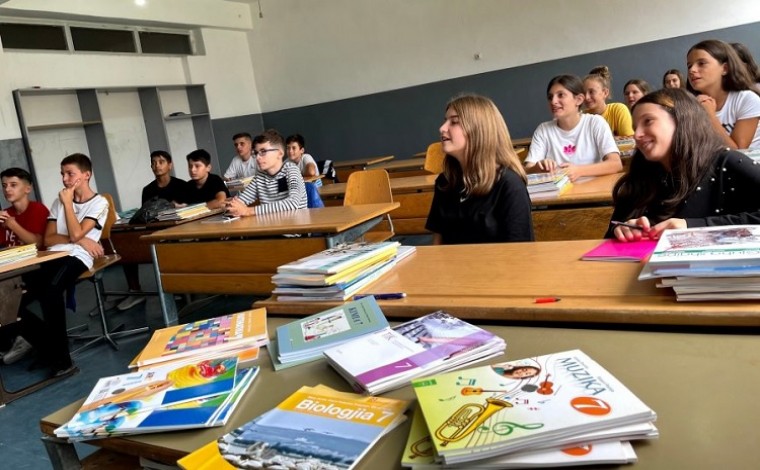 Nxënësit shqiptarë të Luginës detyrohen të intonojnë himnin serb, reagojnë Kurti e Arifi