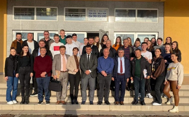 Kryetari i bashkisë së Gjirokastrës viziton shkollën e mesme në Bujanoc