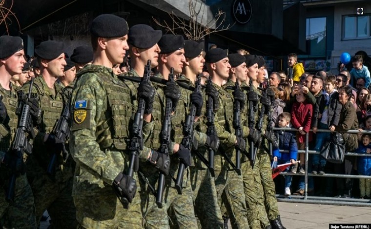 Me parakalimin e FSK-së dhe Policisë, Kosova shënon 15-vjetorin e pavarësisë (foto)