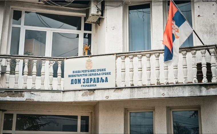 Këto janë institucionet paralele të Serbisë që funksionojnë lirshëm në Kosovë (video)