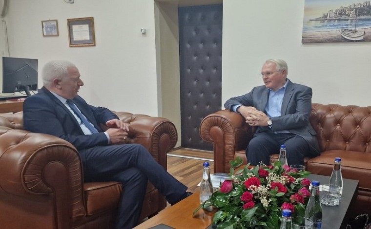 Arifi për takimin me ambasadorin Hill:  E njoftova rreth diskriminimit shtetëror ndaj shqiptarëve në Luginë