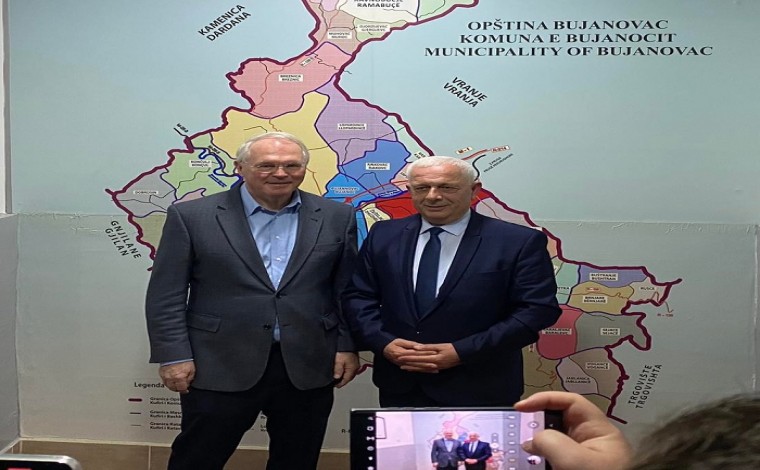Ambasadori amerikan Hill në Bujanoc pritet nga kryetari i komunës, Arifi (video)