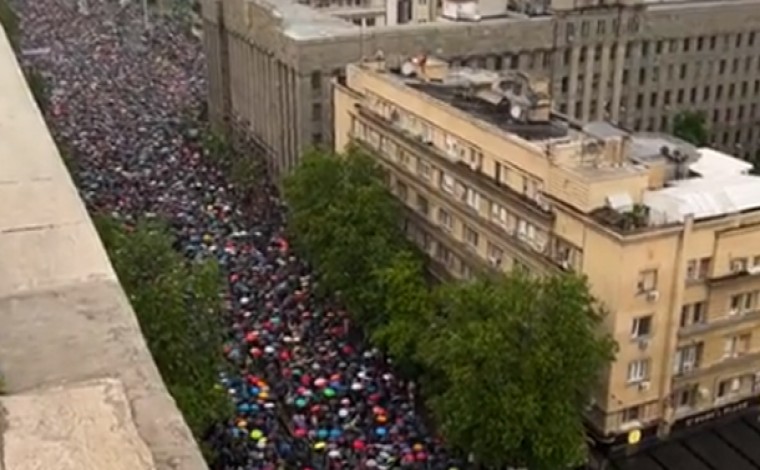 Mijëra persona protestojnë kundër dhunës në Beograd (video)