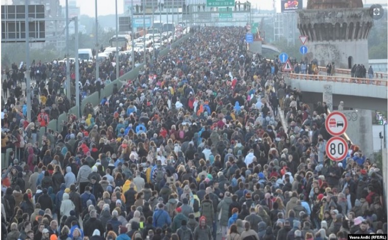 Mijëra njerëz protestojnë në Beograd kundër dhunës