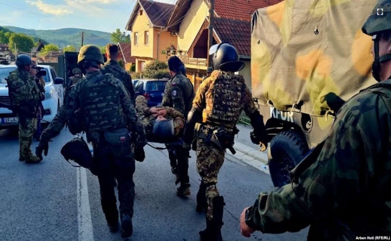 KFOR: Rreth 25 ushtarë të plagosur në veri të Kosovës (video)